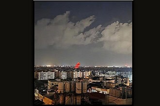 Beyrut'ta gece gökyüzünde patlama ve alevler, İsrail'in hava saldırısı sonucu oluştu.