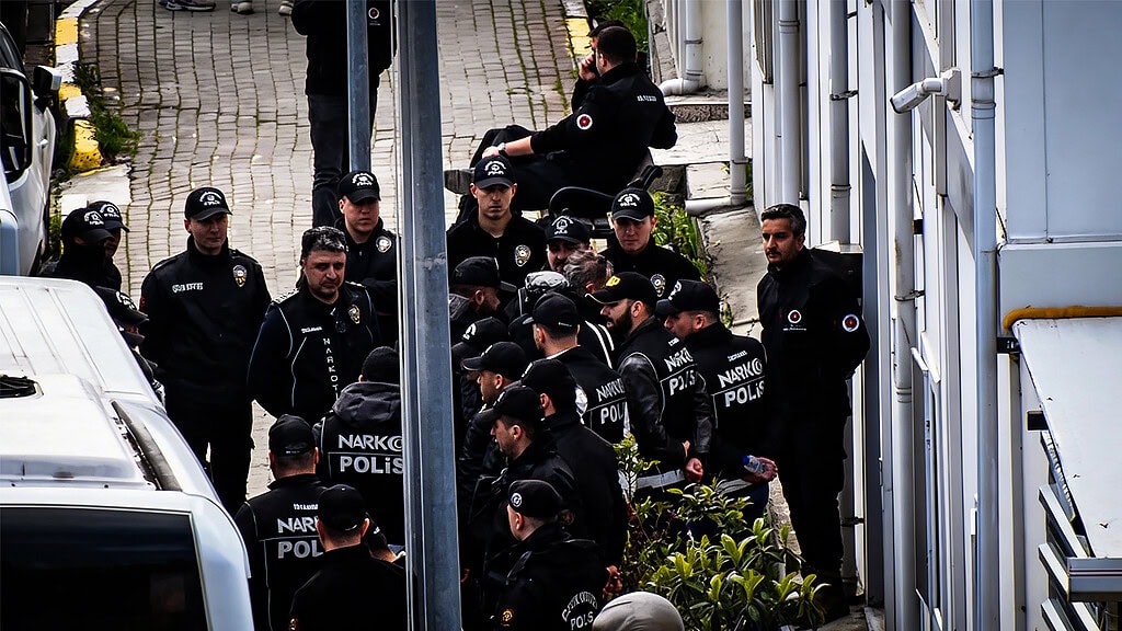 İstanbul'da büyük uyuşturucu operasyonu kapsamında polis ekipleri şüphelilere müdahale ediyor.