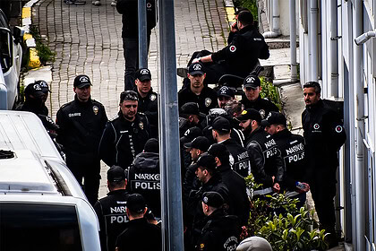 İstanbul'da büyük uyuşturucu operasyonu kapsamında polis ekipleri şüphelilere müdahale ediyor.
