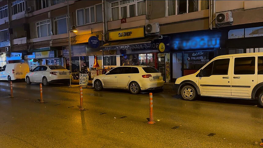 İzmit'te Bıçaklı Kavga: Karnından Yaralanan Genç Tekel Bayisine Sığındı