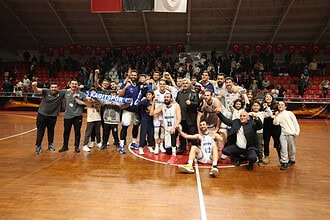 Kocaeli Kağıtspor basketbolcuları "Süper Lig" sözü verdi. Takım ve taraftarlar büyük sevinçle zaferi.