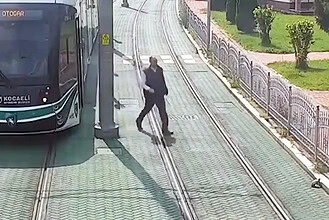 Kocaeli tramvayında güvenli yolculuk ve hareket örneği.