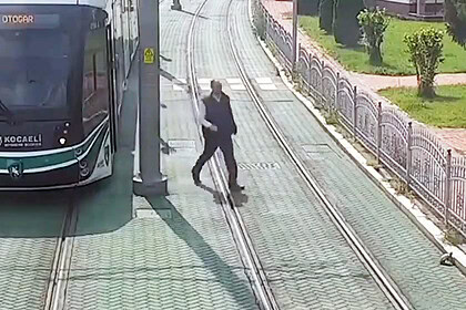 Kocaeli tramvayında güvenli yolculuk ve hareket örneği.
