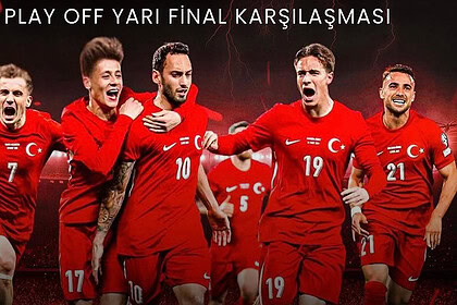 Milli maç heyecanı Karamürsel’de büyük ekranlarda canlı izlendi.