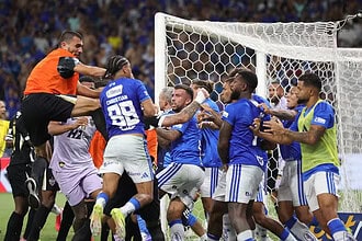 Futbol maçında oyuncular arasında yaşanan gerginlik ve 23 kırmızı kartın çıkması.