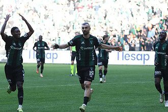 Kocaelispor oyuncuları gol sevincini yaşıyor, Serdar Dursun penaltıdan attı. Körfez ekibi devreyi ön.