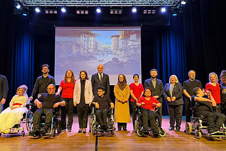 Engelsiz sanat gecesinde tekerlekli sandalye dansçıları sahnede büyüleyici performans sergiliyor.