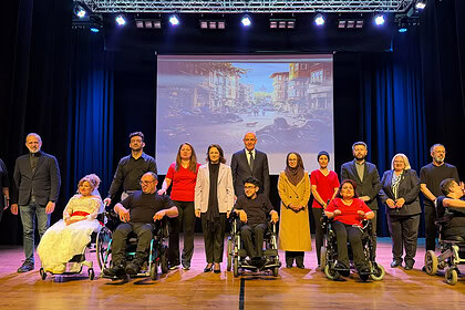 Engelsiz sanat gecesinde tekerlekli sandalye dansçıları sahnede büyüleyici performans sergiliyor.