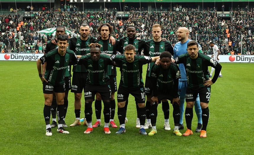 Kocaelispor'un Alanyaspor maçındaki ilk 11 oyuncuları sahada.