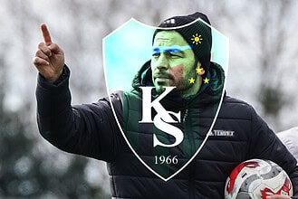 Kocaelispor ve Beyoğlu Yeni Çarşı FK maçını simgeleyen futbolcu ve logo görüntüsü.