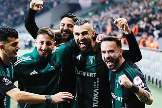 Kocaelispor oyuncuları maç sonrası sevinçle kutlama yapıyor.