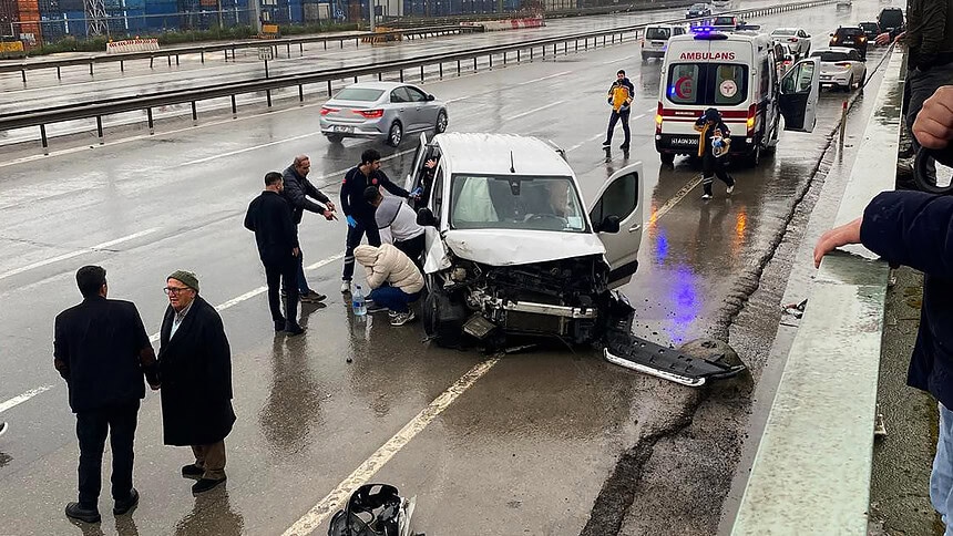 Körfez'de D-100'de Zincirleme Kaza: 3 Yaralı