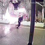 İzmit'te şüpheli, iş yerini ateşe vererek kundaklama gerçekleştirdi. Güvenlik kameralarına yansıyan.