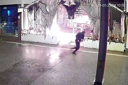 İzmit'te şüpheli, iş yerini ateşe vererek kundaklama gerçekleştirdi. Güvenlik kameralarına yansıyan.