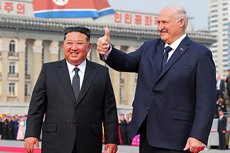 Lukaşenko ve Kim Jong-un Kuzey Kore ziyareti sırasında el sıkışıyor.