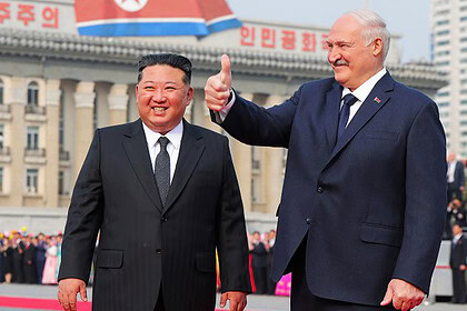 Lukaşenko ve Kim Jong-un Kuzey Kore ziyareti sırasında el sıkışıyor.