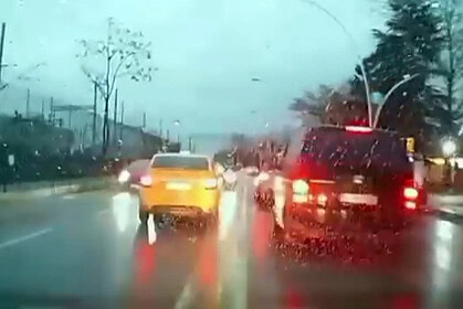 Kocaeli sahil yolunda trafik magandası tespit edilip yakalandı.