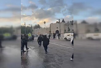 İsrail'in Mescid-i Aksa'da bayram namazı sırasında ses bombası ve gazlı saldırısı.