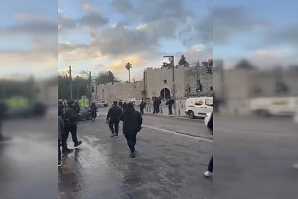 İsrail'in Mescid-i Aksa'da bayram namazı sırasında ses bombası ve gazlı saldırısı.