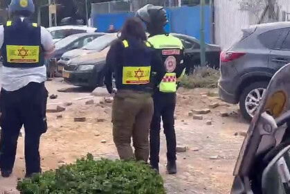 İran’dan Tel Aviv’e misket füzesı saldırısı sonrası ağır hasar gören binalar.