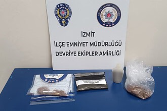 Uyuşturucu maddeler ve delil malzemeleri.