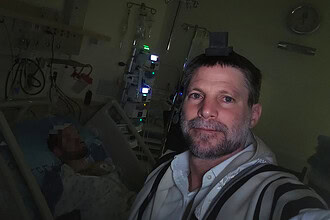 İsrailli Bakanın oğlu ateş hattında ağır yaralandı.