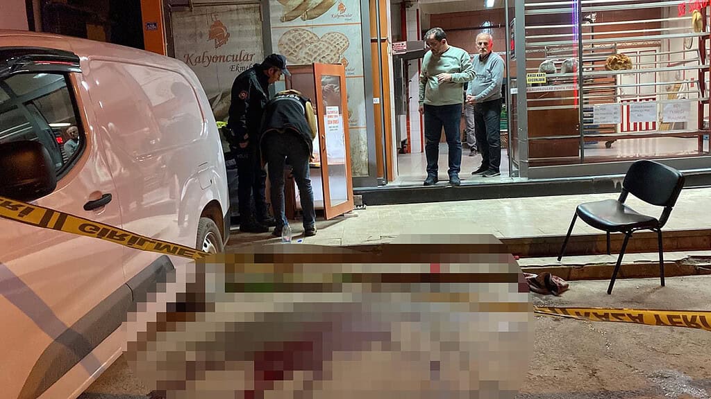 Olay yerinde polis ve görgü tanıkları, husumetli şahsın vurulma anını inceliyor.