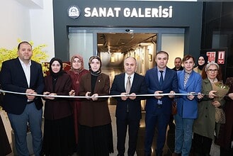 Gebze’de Türk-İslam Sanatları sergisi açılışında katılımcılar ve yetkililer.