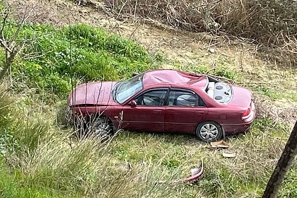 Kontrolden çıkan otomobil 40 metre şarampole yuvarlandı. Kaza sonrası araç büyük hasar gördü ve olay.