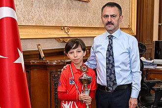 Ali Mete Dere, Türkiye 2.'si satranç şampiyonluğu kazandı, Vali İlhami Aktaş'ı ziyaret etti.