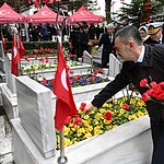 Vali Aktaş, şehitlikleri ziyaret ederek anıtlara çiçek bıraktı.