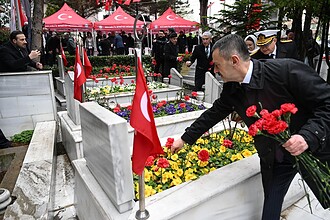 Vali Aktaş, şehitlikleri ziyaret ederek anıtlara çiçek bıraktı.