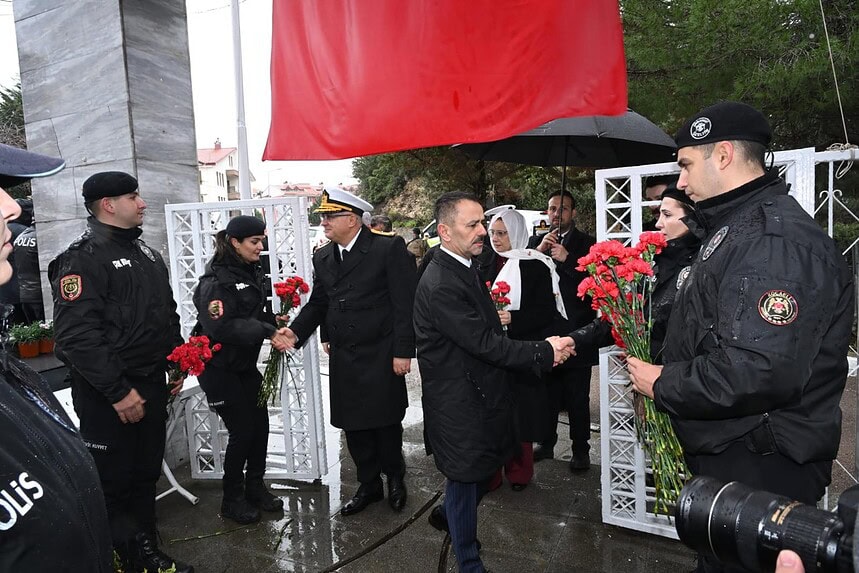 Vali Aktaş, şehitlikleri ziyaret ederek bayramda anıtlara çiçek bıraktı.