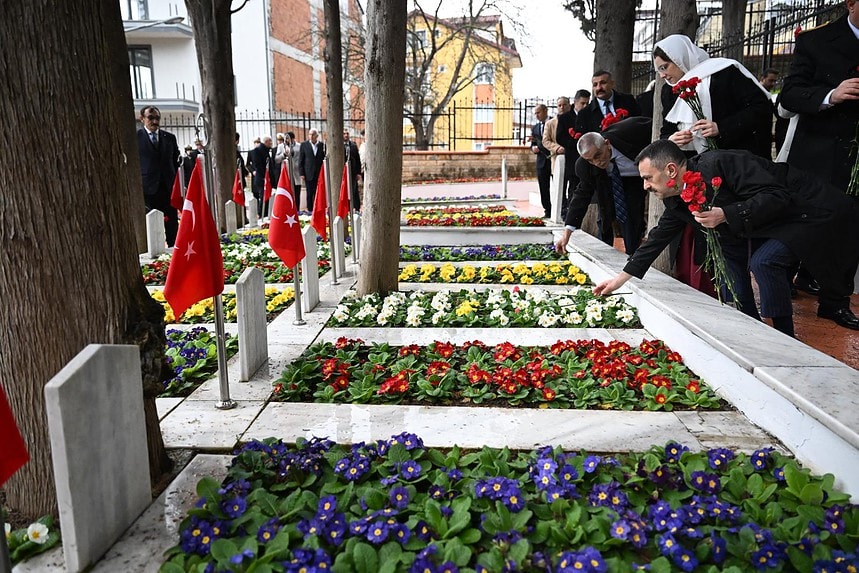 Vali Aktaş, şehitlikleri ziyaret ederek anıtlara çiçek bıraktı.