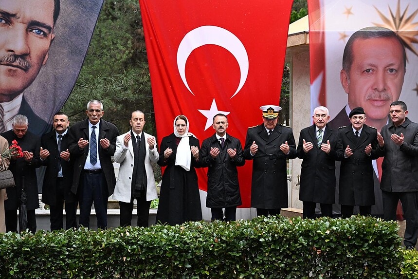 Vali Aktaş, şehitlikleri ziyaret ederek bayramda şehitlerin ruhlarına dua etti.