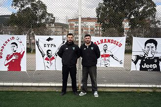 Kocaeli'den tribünlere dev pankartlar, Sertan Güner ve Mecit Bayrak'ın başarısı.