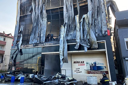 Yangın çıkan parfüm fabrikası, Dilovası'nda büyük hasar gördü.