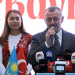 Başkan Tahir Büyükakın, geleneksel Kent Bayramlaşması'nda konuşma yapıyor.