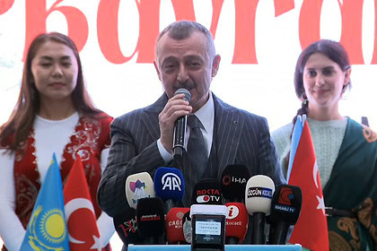 Başkan Tahir Büyükakın, geleneksel Kent Bayramlaşması'nda konuşma yapıyor.