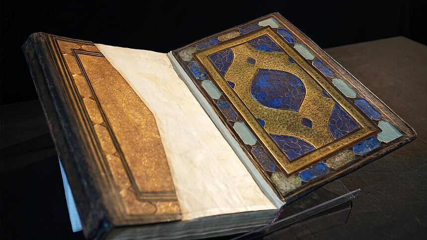 Kutsal emanetler sergisinde tarihi ve dini eserler sergileniyor. 1.6 milyon ziyaretçiyle rekor kırdı.