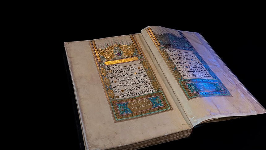 Kutsal emanetler sergisinde tarihi dini eserler ve kutsal emanetler sergileniyor.