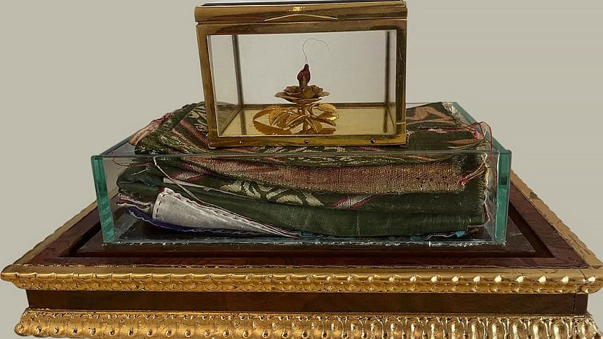 Kutsal emanetler sergisinde tarihi ve dini eserler sergileniyor.