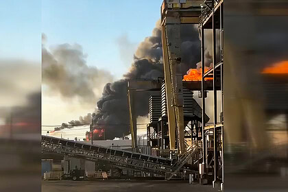 Patlamanın yaşandığı petrol rafinerisinden yoğun duman ve alevler yükseliyor.