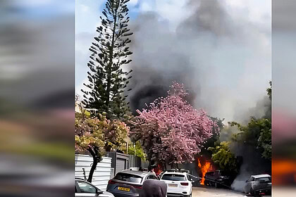 Tel Aviv semalarında balistik füze saldırısı, büyük yangın ve dumanlar.
