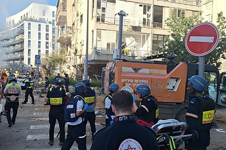 İran'ın İsrail'e düzenlediği saldırı sonrası olay yerinde polis ve kurtarma ekipleri çalışıyor.