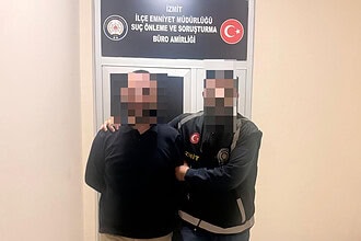 Terör örgütü üyesi İzmit'te kıskıvrak yakalandı, emniyet güçleri operasyon düzenledi.