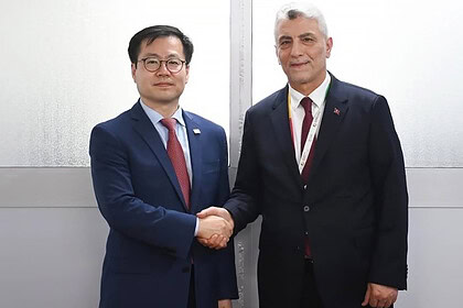 Ömer Bolat, Güney Koreli mevkidaşıyla Kamerun'da el sıkışırken.