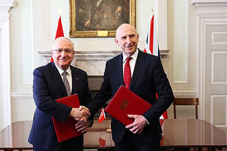 İngiltere ve Türkiye temsilcileri Eurofighter Typhoon destek sözleşmesini imzaladı.