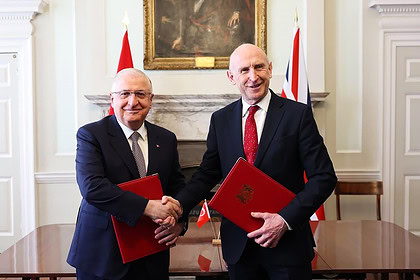 İngiltere ve Türkiye temsilcileri Eurofighter Typhoon destek sözleşmesini imzaladı.