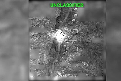 İran'a ait kritik askeri tesisin imha anına ait uydu görüntüsü.